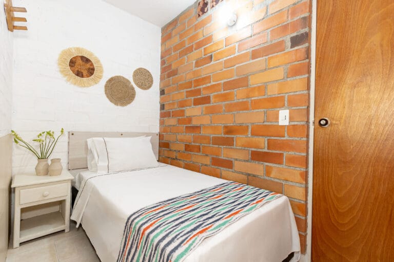 Nuestra Habitación Sencilla es la opción ideal para quienes buscan descansar con confort, privacidad y un precio accesible en Medellín. Diseñada pensando en el viajero práctico, combina un ambiente tranquilo con todas las comodidades esenciales para que tu estadía sea placentera.