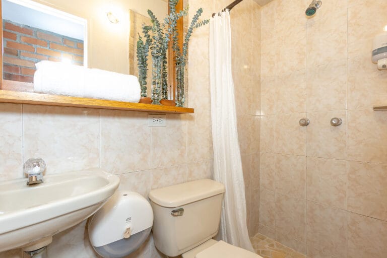 La Habitación Doble del Gran Caribe Hotel está diseñada para quienes desean compartir una estadía con más amplitud y confort. Con un ambiente moderno y bien cuidado, es perfecta para parejas, compañeros de viaje o amigos que buscan relajarse después de un día recorriendo Medellín.
