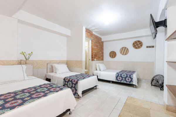 La Habitación Familiar del Gran Caribe Hotel está pensada para que todos disfruten juntos con la comodidad de sentirse como en casa. Con amplios espacios, un diseño acogedor y servicios prácticos, es perfecta para viajes en familia o grupos pequeños que desean una estancia tranquila y bien ubicada en Medellín.