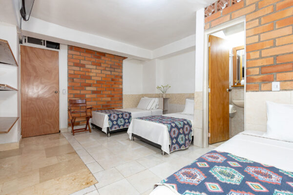 La Habitación Familiar del Gran Caribe Hotel está pensada para que todos disfruten juntos con la comodidad de sentirse como en casa. Con amplios espacios, un diseño acogedor y servicios prácticos, es perfecta para viajes en familia o grupos pequeños que desean una estancia tranquila y bien ubicada en Medellín.