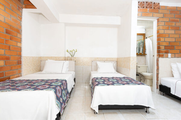 La Habitación Familiar del Gran Caribe Hotel está pensada para que todos disfruten juntos con la comodidad de sentirse como en casa. Con amplios espacios, un diseño acogedor y servicios prácticos, es perfecta para viajes en familia o grupos pequeños que desean una estancia tranquila y bien ubicada en Medellín.