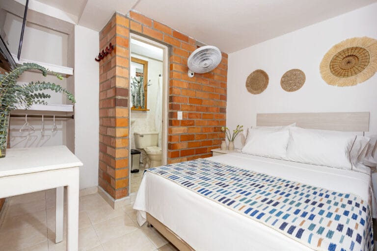 La Habitación Doble del Gran Caribe Hotel está diseñada para quienes desean compartir una estadía con más amplitud y confort. Con un ambiente moderno y bien cuidado, es perfecta para parejas, compañeros de viaje o amigos que buscan relajarse después de un día recorriendo Medellín.