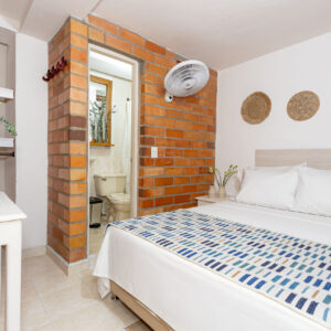 La Habitación Doble del Gran Caribe Hotel está diseñada para quienes desean compartir una estadía con más amplitud y confort. Con un ambiente moderno y bien cuidado, es perfecta para parejas, compañeros de viaje o amigos que buscan relajarse después de un día recorriendo Medellín.