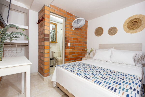 La Habitación Doble del Gran Caribe Hotel está diseñada para quienes desean compartir una estadía con más amplitud y confort. Con un ambiente moderno y bien cuidado, es perfecta para parejas, compañeros de viaje o amigos que buscan relajarse después de un día recorriendo Medellín.