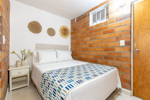 La Habitación Doble del Gran Caribe Hotel está diseñada para quienes desean compartir una estadía con más amplitud y confort. Con un ambiente moderno y bien cuidado, es perfecta para parejas, compañeros de viaje o amigos que buscan relajarse después de un día recorriendo Medellín.