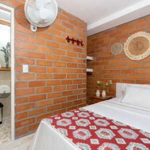 La Habitación Semi Doble del Gran Caribe Hotel es perfecta para quienes buscan compartir su estadía sin renunciar a la comodidad y la privacidad. Diseñada con un ambiente acogedor y funcional, es ideal tanto para viajes en pareja como para amigos o familiares.