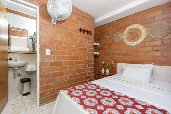 La Habitación Semi Doble del Gran Caribe Hotel es perfecta para quienes buscan compartir su estadía sin renunciar a la comodidad y la privacidad. Diseñada con un ambiente acogedor y funcional, es ideal tanto para viajes en pareja como para amigos o familiares.