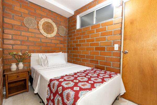 La Habitación Semi Doble del Gran Caribe Hotel es perfecta para quienes buscan compartir su estadía sin renunciar a la comodidad y la privacidad. Diseñada con un ambiente acogedor y funcional, es ideal tanto para viajes en pareja como para amigos o familiares.