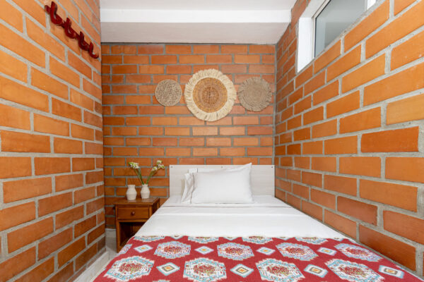 La Habitación Semi Doble del Gran Caribe Hotel es perfecta para quienes buscan compartir su estadía sin renunciar a la comodidad y la privacidad. Diseñada con un ambiente acogedor y funcional, es ideal tanto para viajes en pareja como para amigos o familiares.